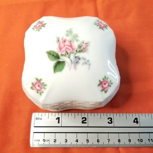 Heritage House Collector Edition Fine Porcelain Floral Square Music Box Trinket - Picture 4 of 9
